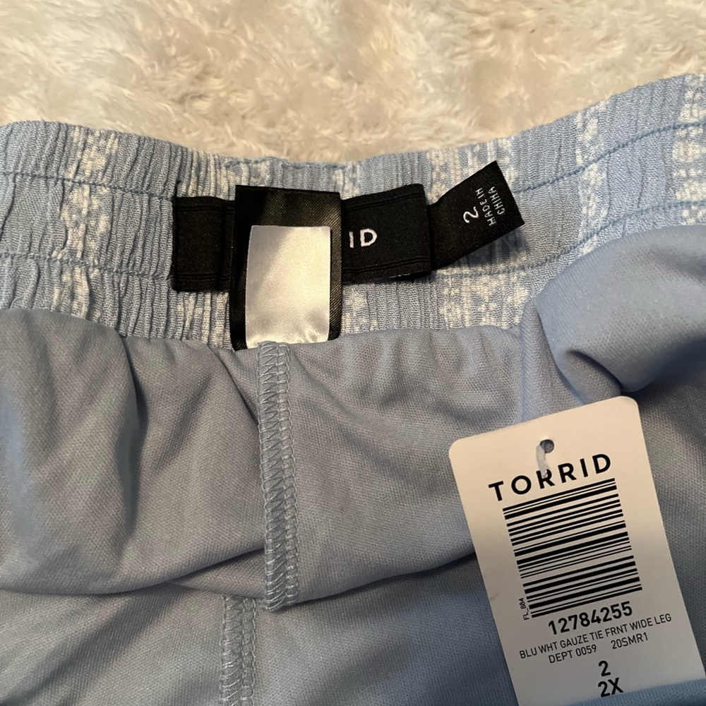 Torrid brand size 2 wide leg challis pants blue and white